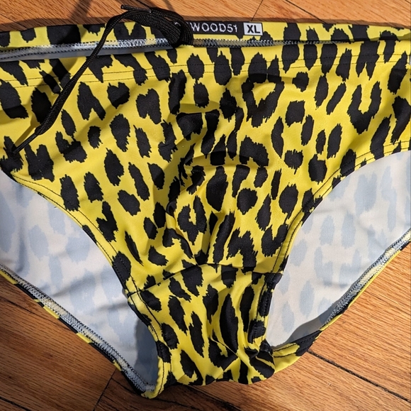 Lockwood51 XL Men's Swim Brief - Yellow and Black Leopard - Perfect Condition - Picture 3 of 10